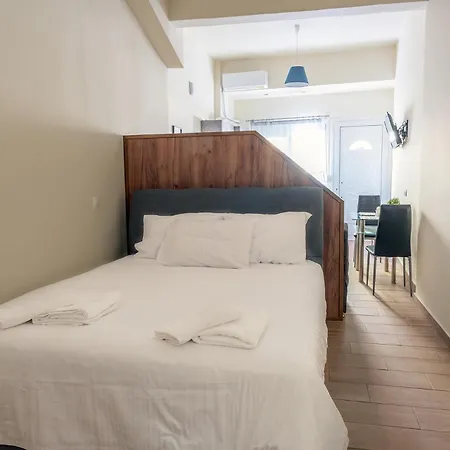 γκαρσονιέρα 2 δίπλα στη θάλασσα! شقة أنتيكيرا